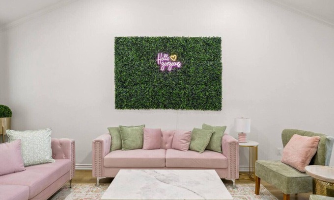 Tyler Apartment | Glamorous Pink Rose of Tyler!