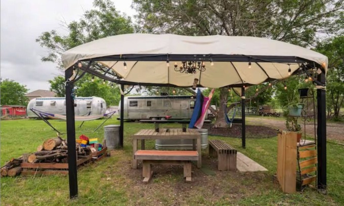 Travis County House | Glamping in Austin - 1975 Avion
