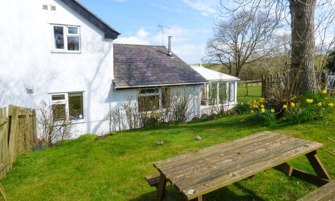 Abergele Cottage | GLAN Y GORS COTTAGE, pet friendly, with open fire in Eglwysbach