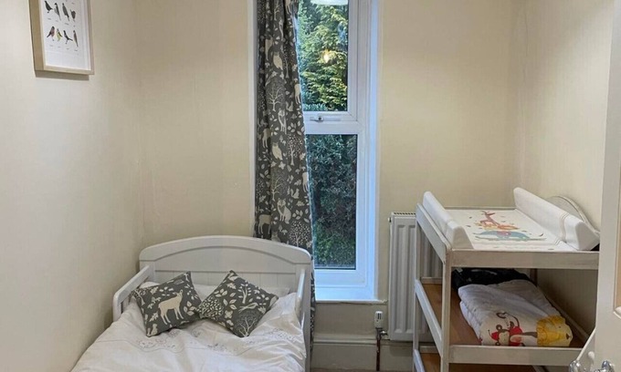 Cemmaes House | Glancoegen - Four Bedroom House, Sleeps 6