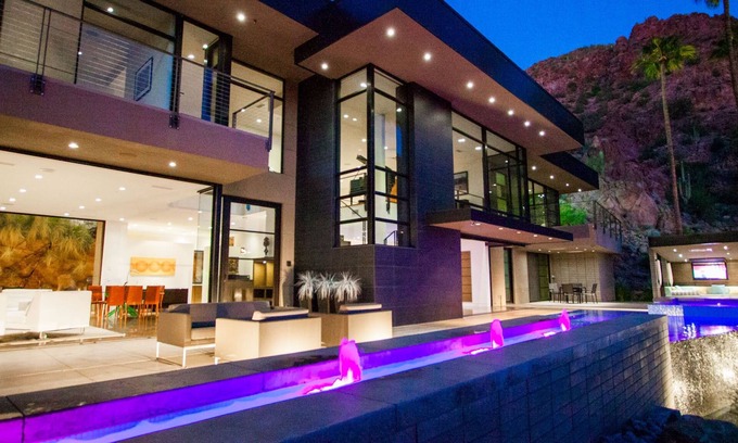 Red Rock North House | Glass Walls, Mountain Trails & Infinity Views—A Bold Retreat on Camelback