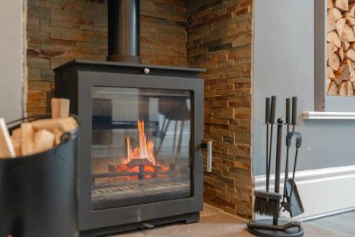 Colne House | Glenroy Place - sleeps 7, private drive, log burner