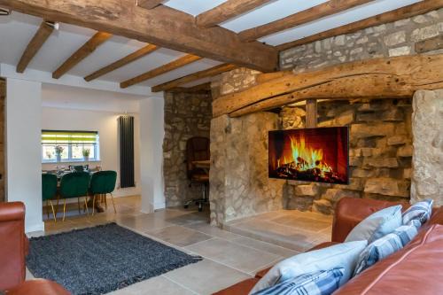 Brockworth House | Gloucester-Modernised 4 Bedroom Cottage-Sleeps 8-Free Parking-Fast Wi-Fi