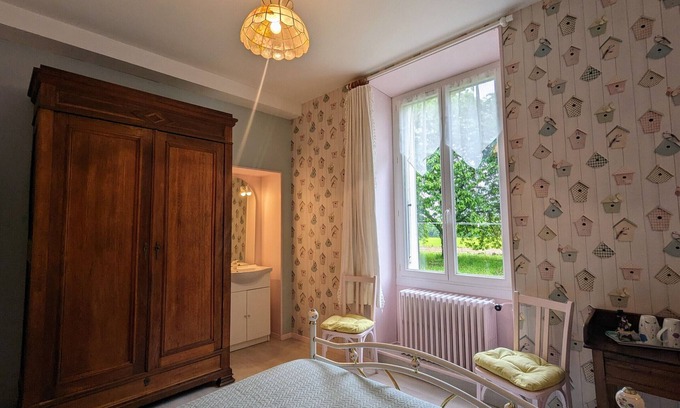Pellevoisin Bed & Breakfast | Glycine Room for 3, farm stay near castles