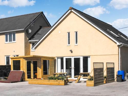 Bridgend House | Glynogwr Lodge