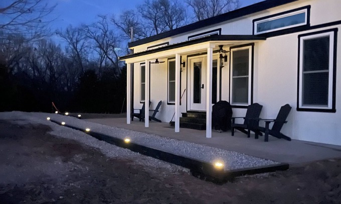 Lake Forest Estates House | Goforth into Nature, a charming 1-bdrm home in the quiet Bloomsdale countryside.