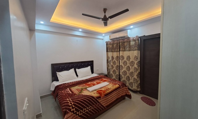 Ghaziabad Apartment | Gokul 3BHK Entie Flat ,Bharat City,Teela Mod Ghaziabad Near Hindon Airport Delhi