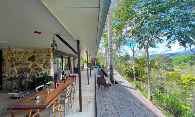 Uki Villa | Golden Retreat Ultimate 5 Bed - Villa & Guesthouse