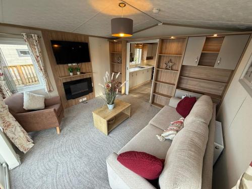 Malton House | Goldfinch Lodge at Brickyard Lakes