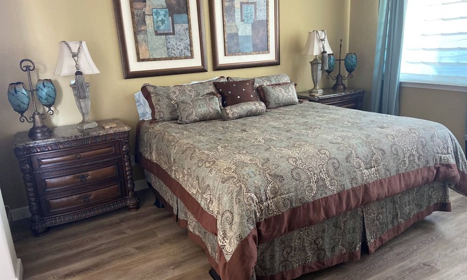 Callender House | Golf course & ocean view in gated community