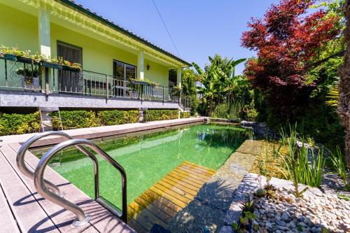Guimaraes House | Gondomar Guimarães - Moradia V3 com piscina natural by House and People