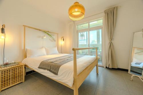 Weiyang Apartment | Gongxi Home Plus ,beside metro station, 3 stop to bell tower, 6stop to xi'an bei station, 2 100 inch projection free trial service