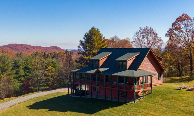 Boone House | Good Medicine - 10 minutes to Boone! Long range views, hot tub, fire pit!