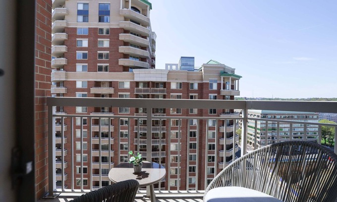 Ballston Apartment | Gorgeous 1 Bedroom Condo at Ballston