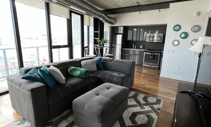 Downtown Winnipeg Apartment | Gorgeous 2 bed sleeps 5 w/surreal view downtown laundry wifi