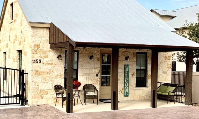 Gruene House | Gorgeous 2 bedroom Casita on the Guadalupe River walking distance from Gruene.