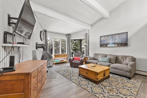 Peak 8 House | Gorgeous 2BR Home In Town Minutes from Skiing