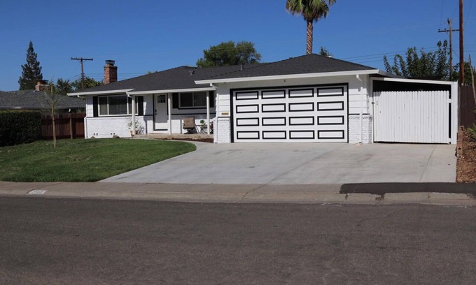 Carmichael House | Gorgeous 3BR Spacious Home w/Pool near CA Capitol