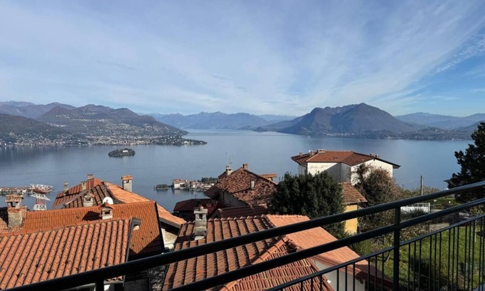 Someraro Apartment | Gorgeous apartment with terrace and lake view in Someraro Stresa