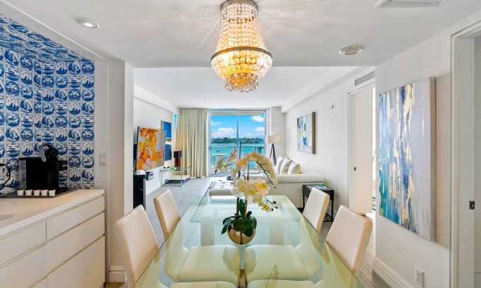 West Avenue Condo | Gorgeous Bay View Balcony Suite in Miami Beach with Pool and Spa Access