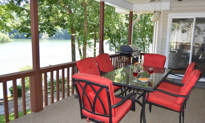 Bella Vista House | Gorgeous bluffs on Lake Ann - private dock