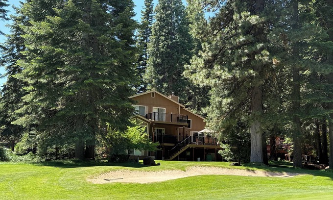 Lake Almanor West House | GORGEOUS FAMILY HOME ON LAW GOLF COURSE. 5 MINUTE WALK TO THE LAKE. SLEEPS 10