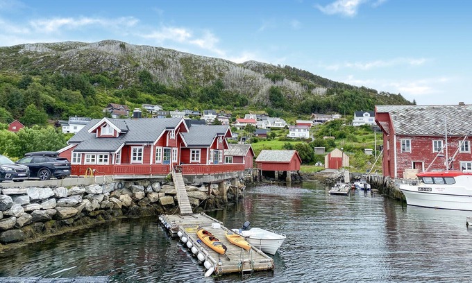 Heroy House | Gorgeous home in Leinøy with house sea view