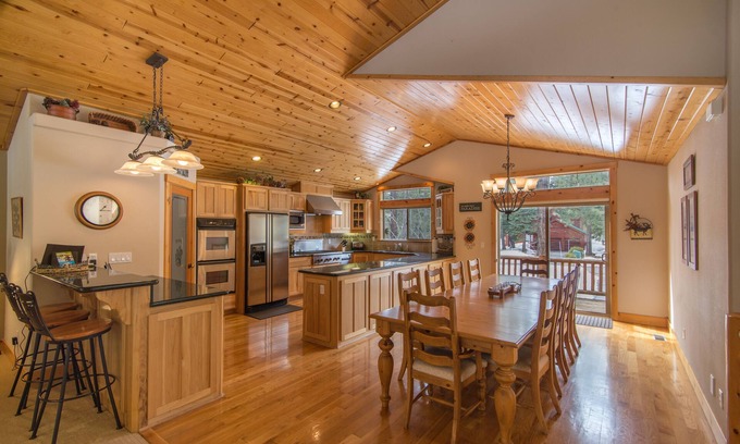 Truckee House | Gorgeous home near golf courses with two en-suites