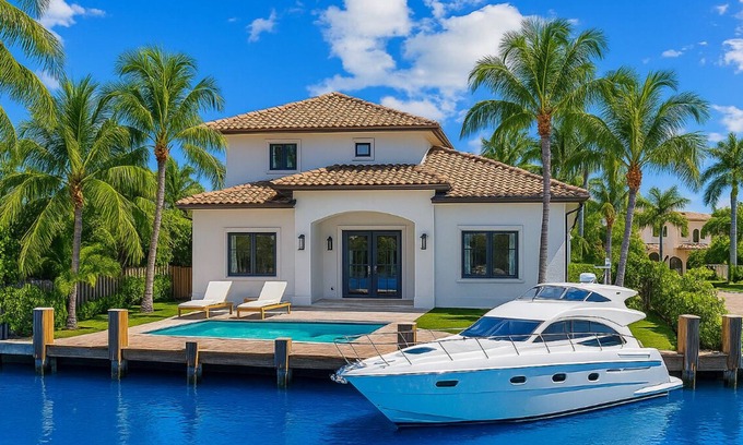 Nurmi Isles House | Gorgeous Home on the water at Las Olas Isles with beautiful pool & yacht Charter