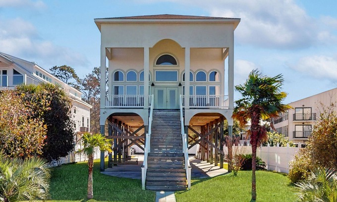 Fairhope House | Gorgeous Home Right on the Bay w/Central AC, Balcony, and Free WiFi
