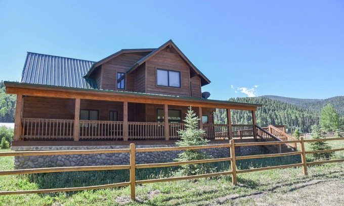 Red River Cabin | GORGEOUS Home with Mtn Views/Perfect For Families & Groups/Wrap Porch/ATV Pking