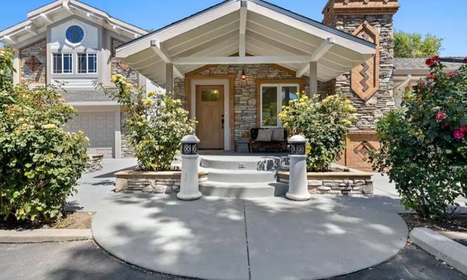 Walnut Creek House | Gorgeous house located in Walnut Creek: 3BD & 2BA, fully stocked kitchen, & more