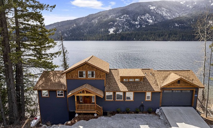 Leavenworth House | Gorgeous Lake house with private dock and Hot tub!