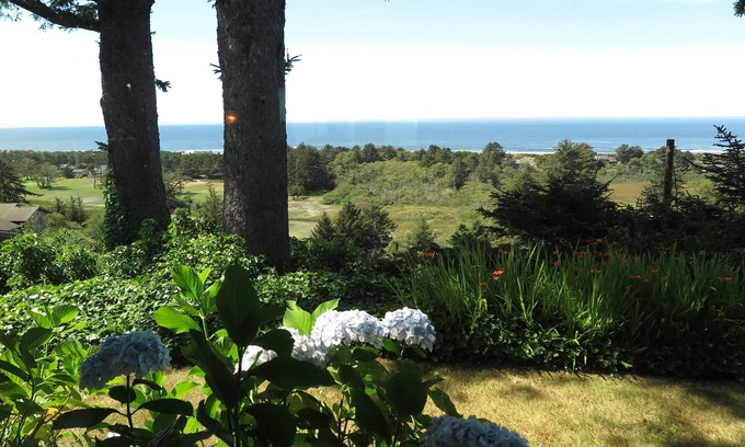 Neskowin Cottage | Gorgeous Ocean View! Private. Cozy Comfort.