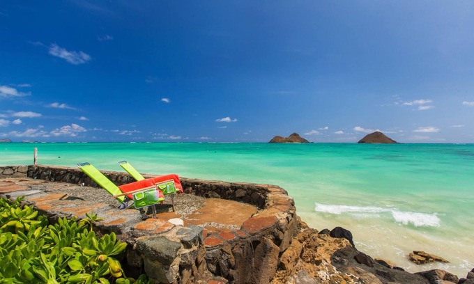 Lanikai House | Gorgeous Oceanfront Home w/Mokulua Isle Views, Yard & AC: Lanikai Oceanside