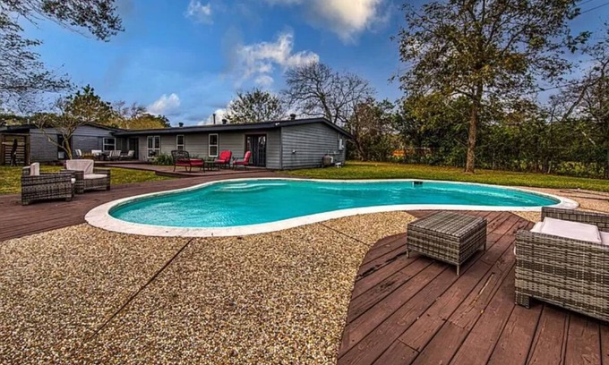 Westbury House | GORGEOUS POOL HOME IN THE HEART OF HOUSTON’S TOP TOURIST SPOTS! BEST LOCATION!!