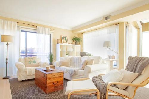 Rosslyn House | Gorgeous Rosslyn Penthouse w Views FREE Parking Metro Subway