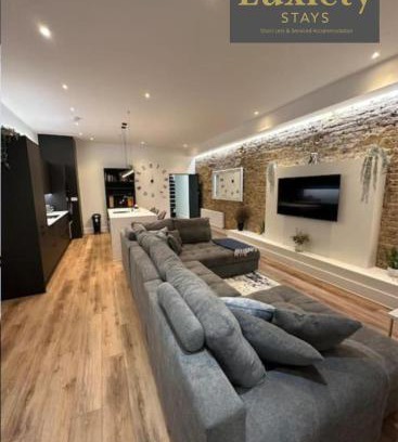 Westcliff-on-Sea Apartment | Gorgeous & Sleek 2BR City Centre Nr Cliffs Pavillion by Luxiety Stays