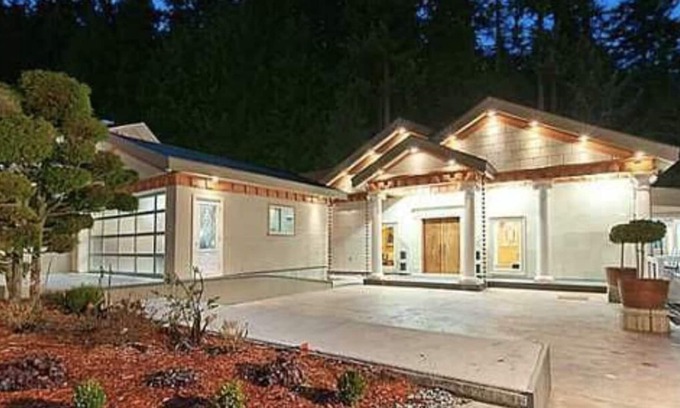 West Vancouver Villa | Gorgeous & Spacious Mansion with Ocean & Mountain View (hot tub included)