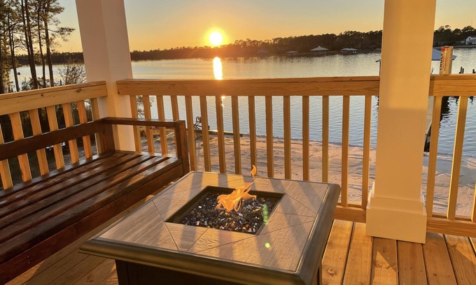 Elberta House | Gorgeous Sunset Views, Private Beach and Boat Slips