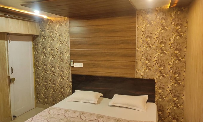 Mandi Hotel | Goroomgo Koyal Mandi
