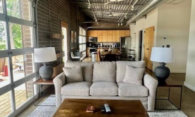 Cullman House | Grace's Retreat - 10 minutes from I-65