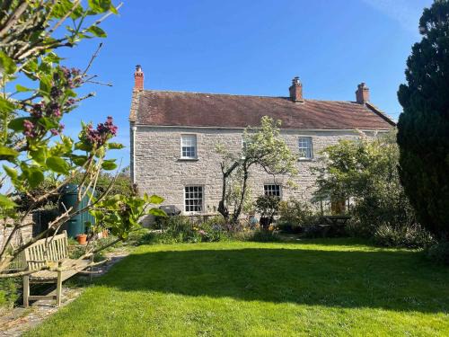Kingsdon House | Grade II Listed House Tranquil Garden & Parking