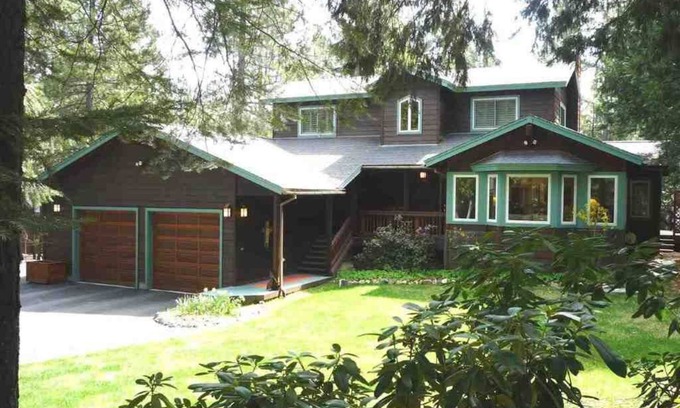 Graeagle House | Graeagle Home On Frazier Creek - Great Decks And Privacy - Close to Town/Shops