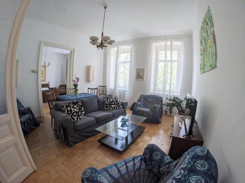 Stuwerviertel Apartment | Grand, Central 2BR Apartment