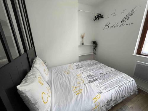 Bourgogne Apartment | Grand studio 1er étage au calme centre ville proximité Cathédrale