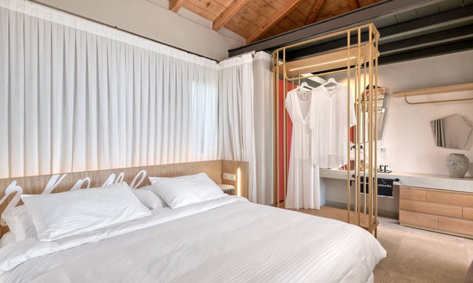 Kavallos Villa | Grand Suite With Private Pool - with Panoramic View, Art Blue Villas