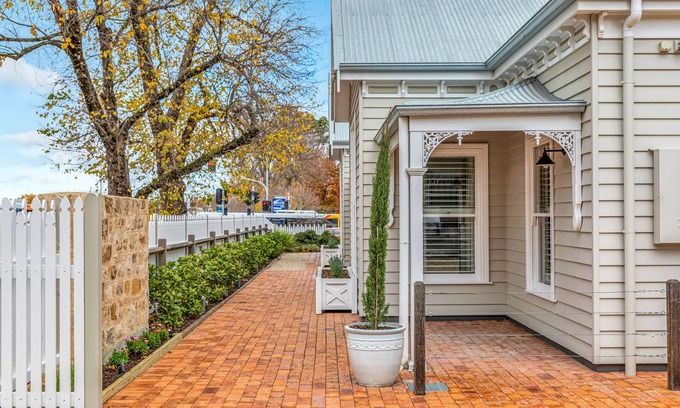 Mount Barker House | Grandview Accommodation - The Elm Tree Apartments