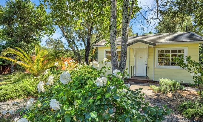 Glen Ellen House | Grapevine Cottage by AvantStay | Hobby Vineyard, Firepit, Ample Outdoor Seating
