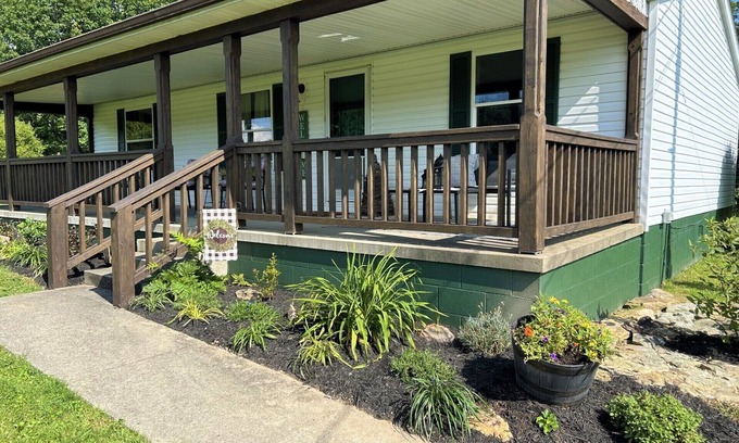 Wilderness House | Grassy Meadow Getaway - HOT TUB!
